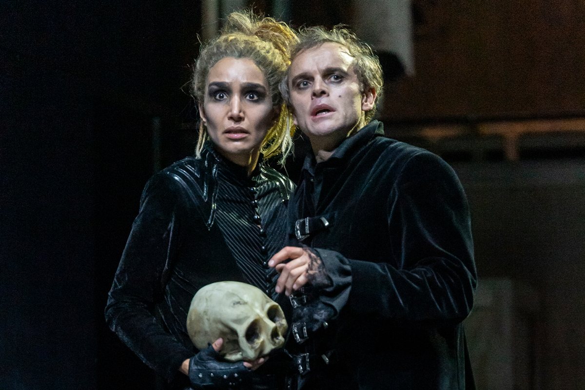 Hamlet,_Prinz_von_Daenemark_1_Landesbuehnen-Sachsen_1200x800