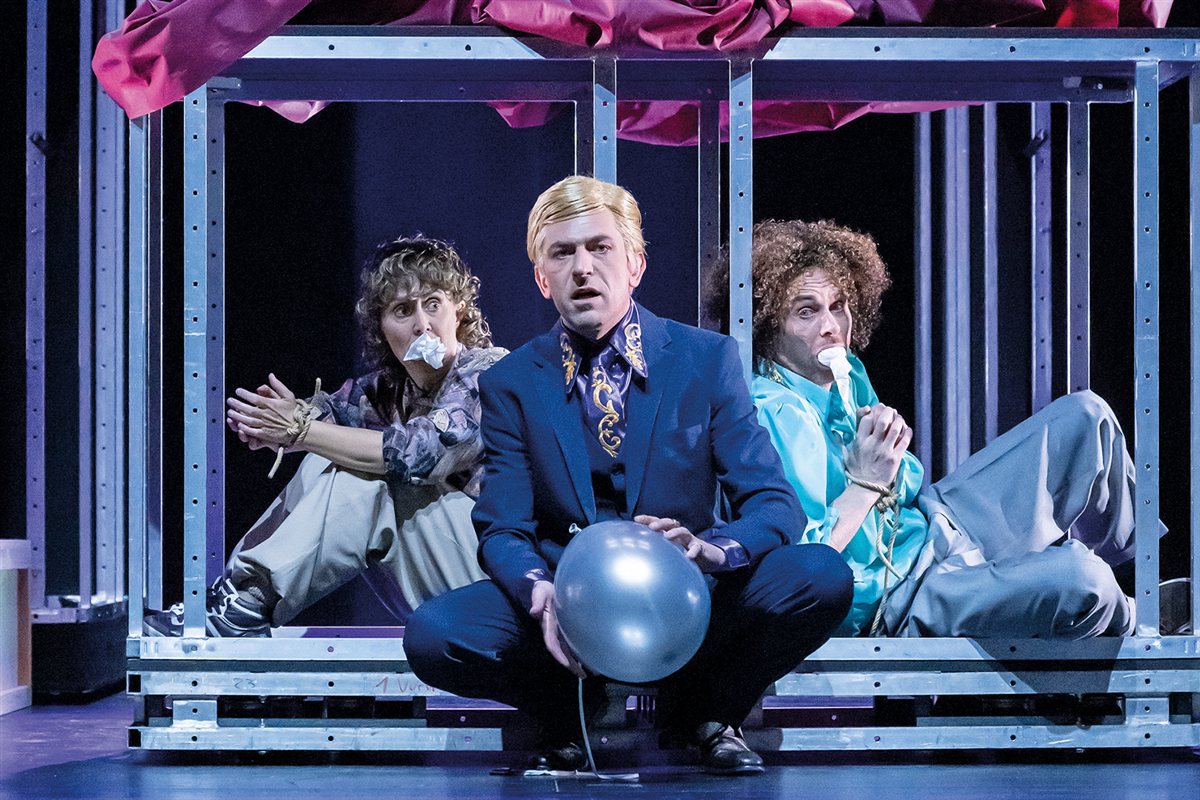 Hamlet,_Prinz_von_Daenemark_5_Landesbuehnen-Sachsen_1200x800