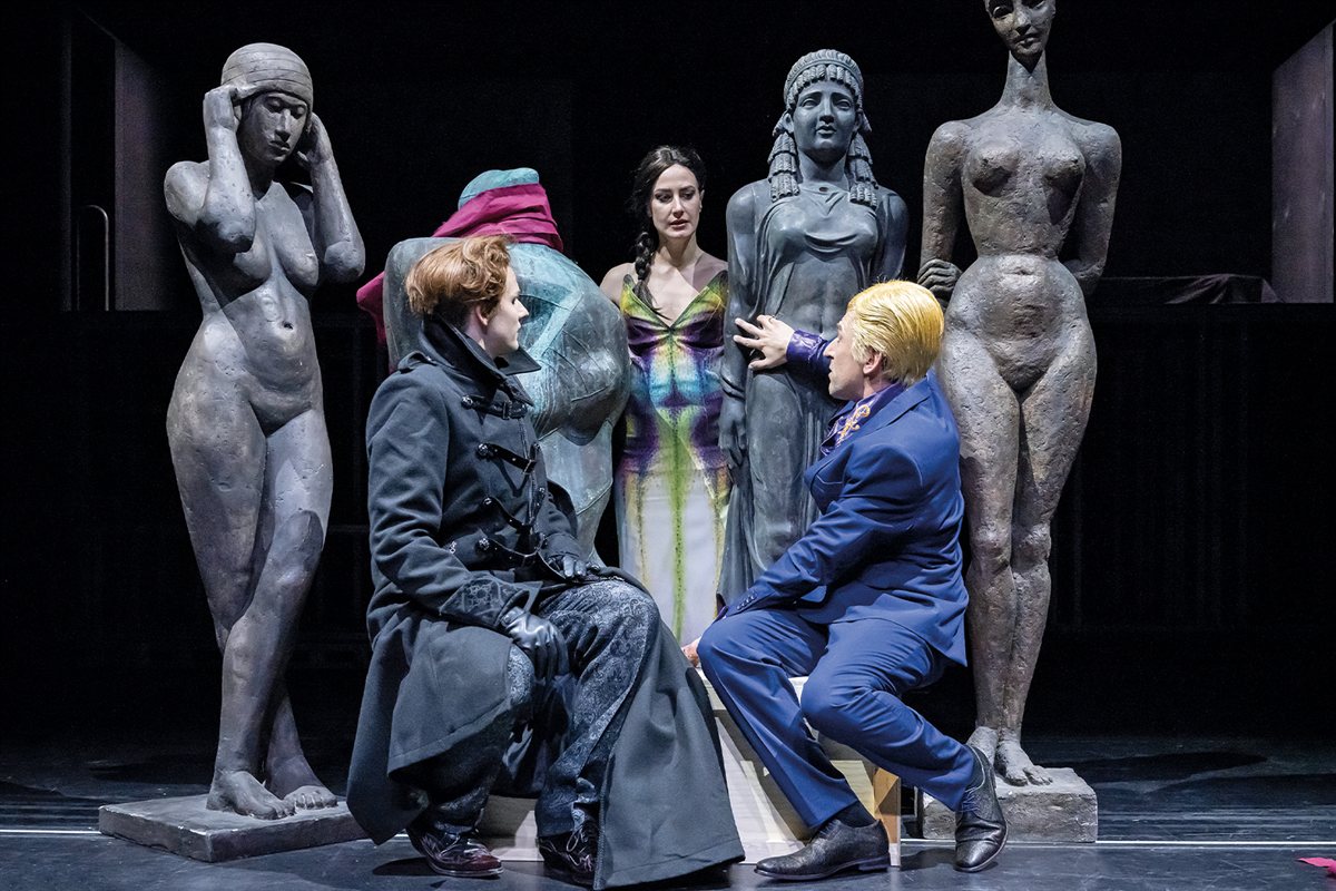 Hamlet,_Prinz_von_Daenemark_6_Landesbuehnen-Sachsen_1200x800